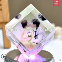 Cubo de cristal do laser da forma 3d com a foto gravada para a decoração do casamento